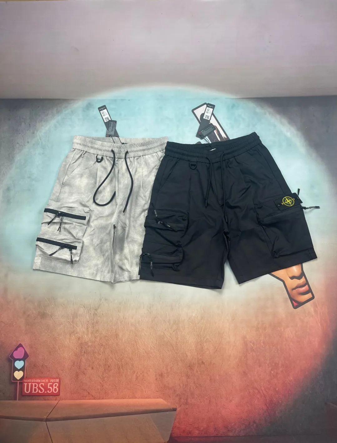 🅿️280 🔘Model number-BS701 🔘Stone Island𝐒𝐓𝐎𝐍𝐄 𝐈𝐒𝐋𝐀𝐍𝐃 25SS multi-pocket functional workwear shorts* The craftsmanship is particularly exquisite, and the original double-washing process not only makes the fabric texture more outstanding, but also adds a retro charm. The double tag design highlights the high-end and sophistication of the brand. In terms of design, these shorts are in the trendy workwear style. The drawstring design at the waist makes it easy to adjust the tightness and makes it comfortable to wear. Multiple three-dimensional large pockets are practical and stylish. The zippers on the pockets are full of details, which can be opened smoothly and prevent items from falling. The iconic compass logo, with its eye-catching and unique yellow-green color scheme, immediately raises the bar and makes it highly recognizable. The color choices are also very rich, the classic black is versatile and slimming; and the personalized gray is full of modernity. The matching suggestions are as follows: Casual street style: Pair the upper body with a simple white T-shirt, and then pair it with a pair of black and white sports shoes, such as Nike's Air Force 1, which is simple and fashionable, and has a high rate of turning heads when out on the street. Outdoor functional style: wear a black quick-drying short-sleeved shirt inside, and a windproof jacket outside, such as a jacket from the North. Paired with these shorts and a pair of outdoor hiking shoes, it is very suitable for outdoor adventures and hiking. Sports and energetic style: Wear a loose sports vest on top, pair it with shorts and a pair of sports running shoes, go to the gym or play basketball, you will be full of energy and can move freely.  Size: M L XL XXL Color: Black Gray